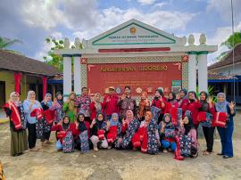 IBU-IBU PKK DAN PAMONG BELAJAR MEMBATIK
